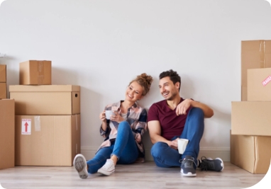 Casal feliz aparentemente recém chegados à uma nova casa